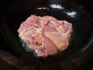 鶏もも肉の皮目から焼いていく