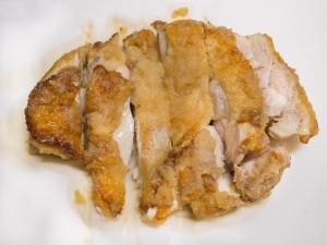鶏もも肉を食べやすい大きさに切り分ける
