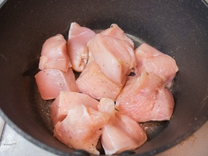 鶏胸肉を炒める
