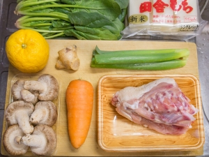 鶏ガラ、人参、シイタケほうれん草、生姜、ねぎの青い葉、柚子、餅