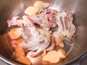 鶏ガラ、生姜を圧力鍋へ