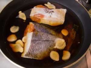 フライパンにカレイ、調味料を入れて火を付ける