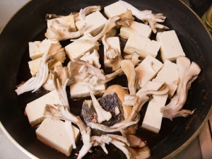 煮付け汁に豆腐と舞茸を加えて火にかける