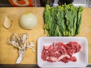 菜の花、牛肉、タマネギ、舞茸、生姜、オイスターソース、日本酒