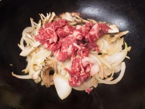 牛肉を加える