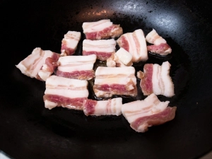 塩豚を炒める