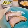 ぶりの塩焼き、キャベツの塩昆布和え、お麩の味噌汁