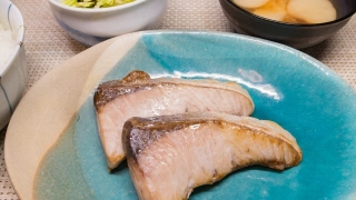 ぶりの塩焼き、キャベツの塩昆布和え、お麩の味噌汁