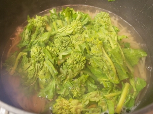 パスタの茹で上がり１分前に菜の花を加える