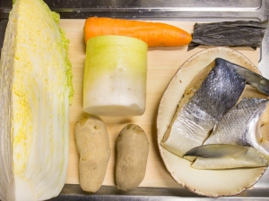 新巻鮭、大根、白菜、ニンジン、ジャガイモ