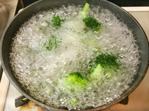 ブロッコリーを茹でる