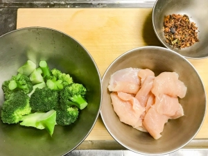 鶏胸肉は薄くスライスにする