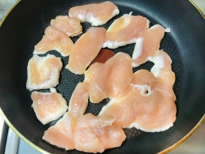 鶏胸肉を炒める