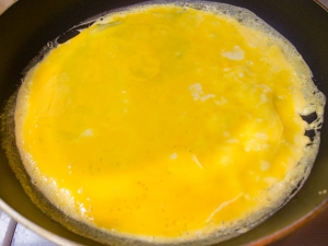 卵２個でオムレツを作る