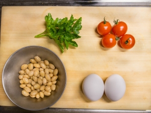 卵、茹で大豆、ミニトマト、イタリアンパセリ