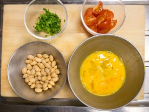 卵、茹で大豆、ミニトマト、イタリアンパセリ１