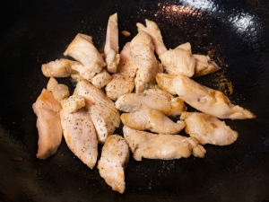 鶏肉に軽く塩と胡椒