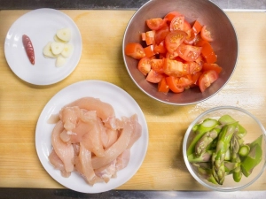 材料を切り分ける