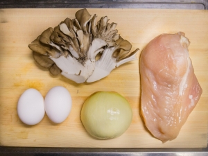 鶏胸肉、舞茸、タマネギ、卵