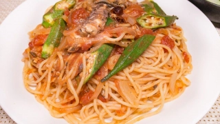 サバ缶とオクラのトマトソースパスタ