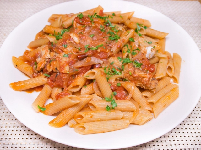サバ缶とオクラのトマトソースパスタ３