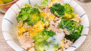 鶏挽肉とブロッコリーの親子丼