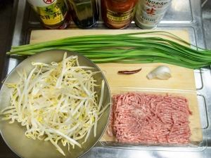 豚挽肉、ニラ、もやし、ニンニク、唐辛子、豆板醤、オイスターソース、醤油