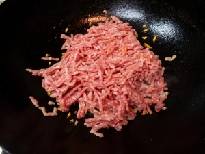 豚挽肉を炒める