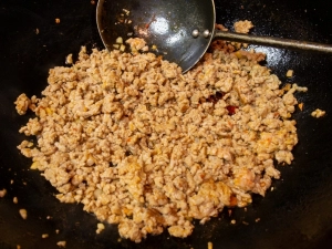 挽肉の色が変わるまで炒める