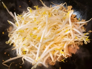 もやしを加える
