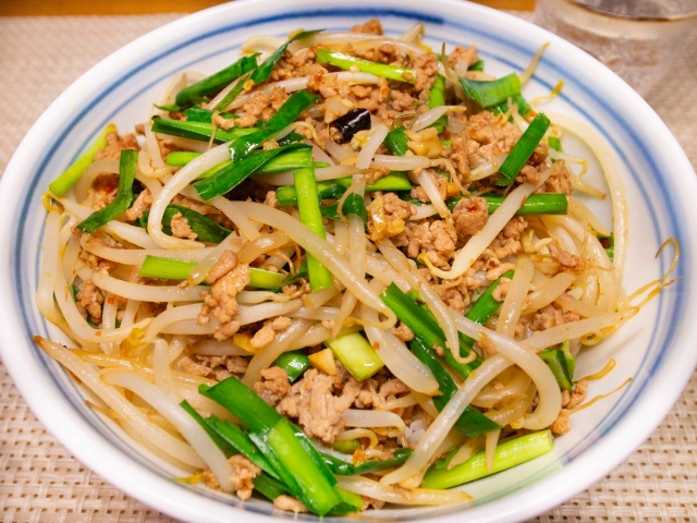 挽肉とニラ炒め丼