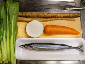 秋刀魚、ごぼう、ニンジン、大根、小松菜