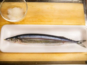 秋刀魚に塩をふる