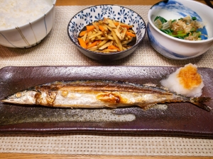 秋刀魚の塩焼き、きんぴらごぼう、小松菜のおひたし
