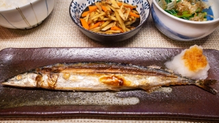 秋刀魚の塩焼き、きんぴらごぼう、小松菜のおひたし