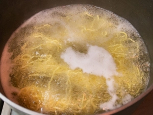 生麺を茹でる