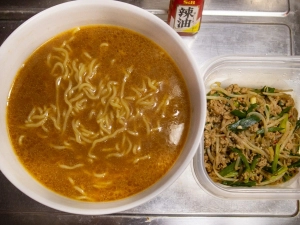 温め直した挽肉とニラの炒めものをトッピング