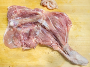 鶏もも肉は骨沿いに包丁を入れる