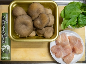 平茸、鶏胸肉、ほうれん草の若葉、蕎麦、めんつゆ