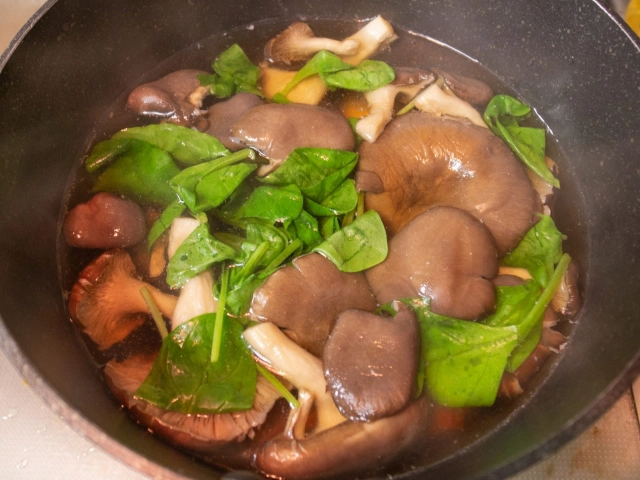 軽く煮て、ほうれん草を加えたら火を止める