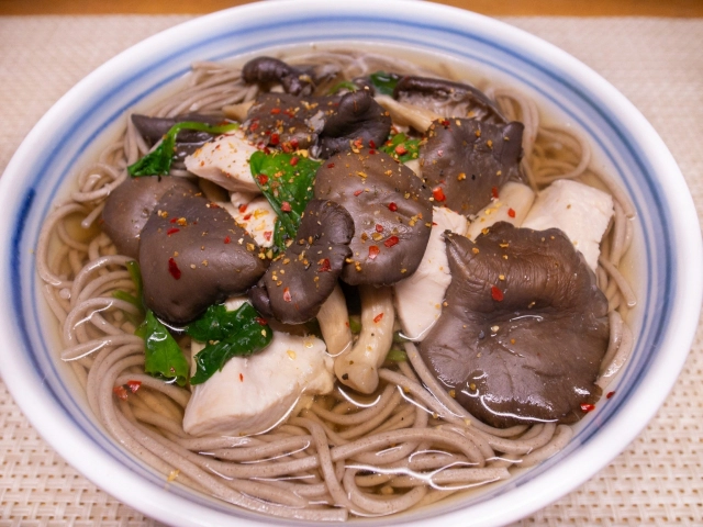平茸と鶏肉の蕎麦