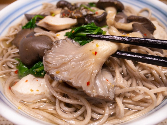 平茸と鶏肉の蕎麦２