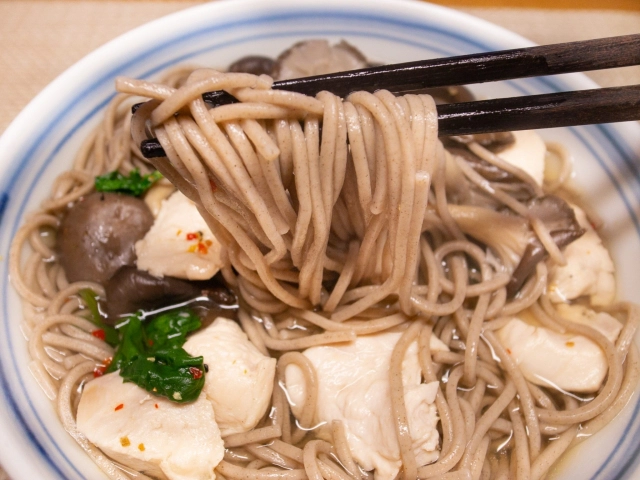 平茸と鶏肉の蕎麦３