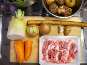 豚肉、里芋、ジャガイモ、ニンジン、タマネギ、ごぼう、大根、生姜、ニンニク