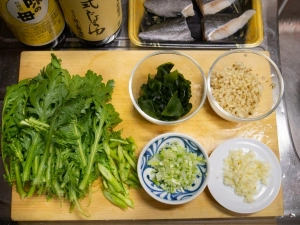 春菊は葉と茎を分けて、茎はななめ切りに