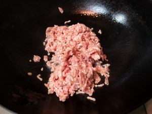 豚挽肉を炒める