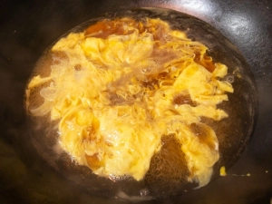 解きほぐした卵を加える