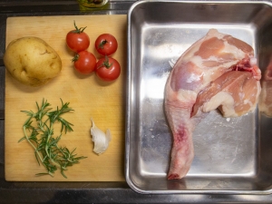 骨付き鶏もも肉、ローズマリー、ニンニク、ジャガイモ、ミニトマト