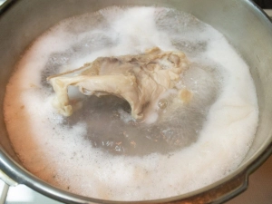 鶏ガラを茹でる