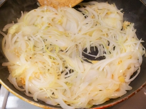 タマネギを炒める